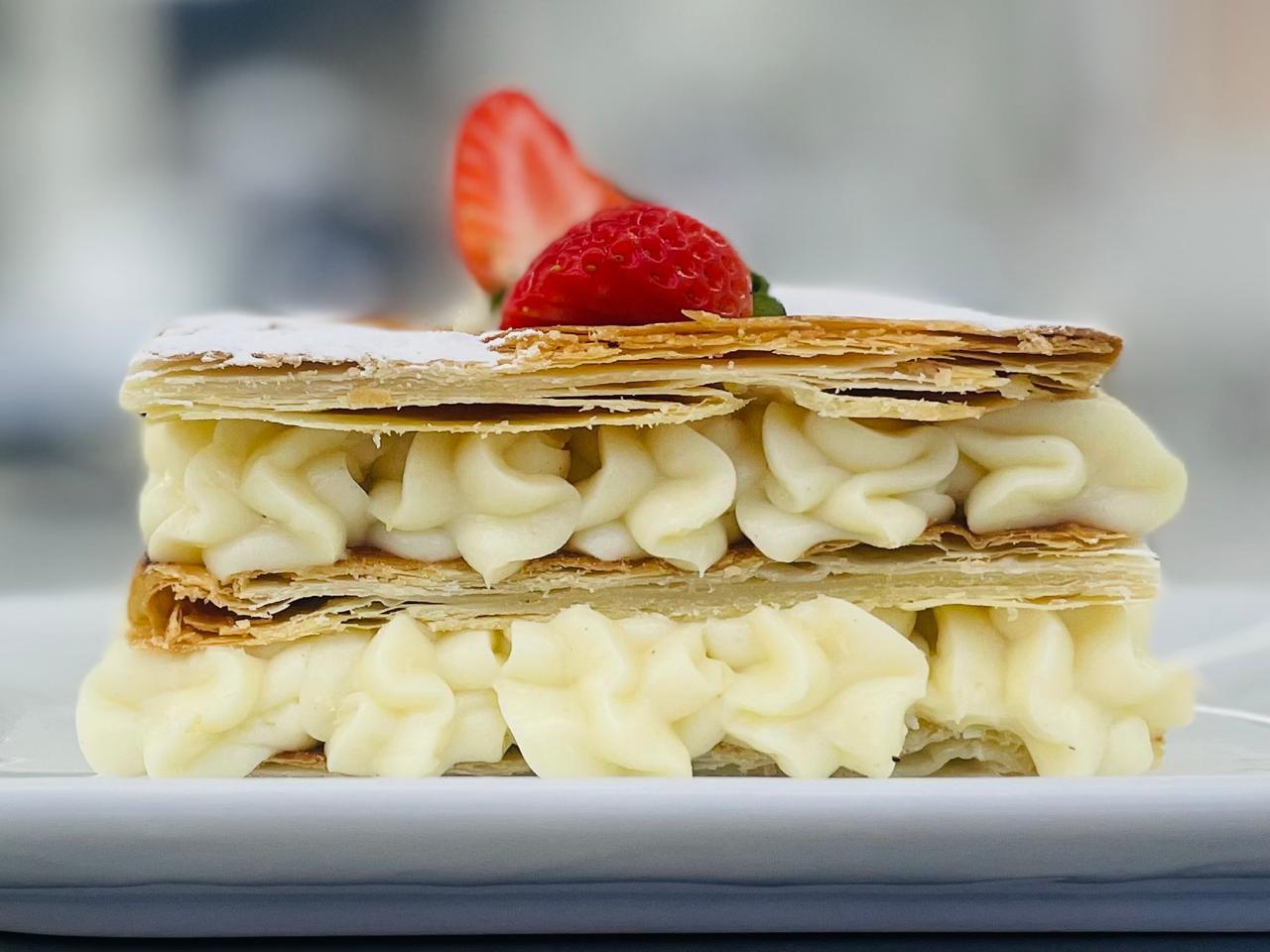 Mil-folhas com creme e morango