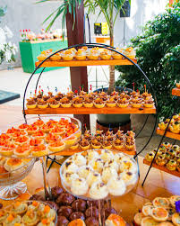 Mesa posta com paella e experiência gastronômica da Dueto