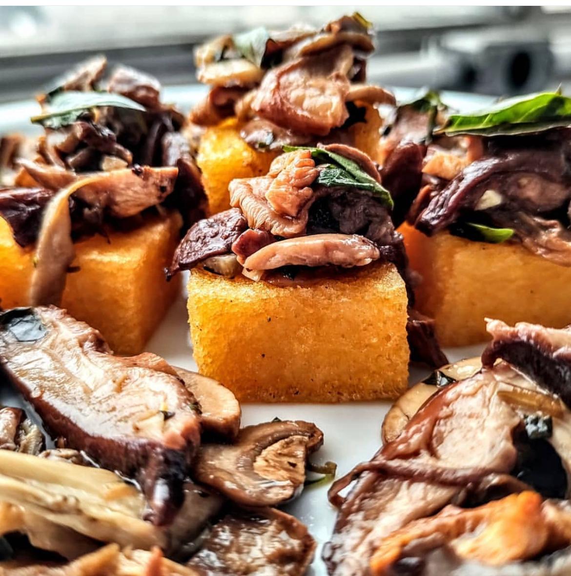 Polenta crocante com cogumelos