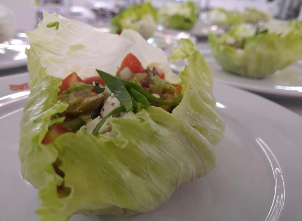 Salada na folha de alface