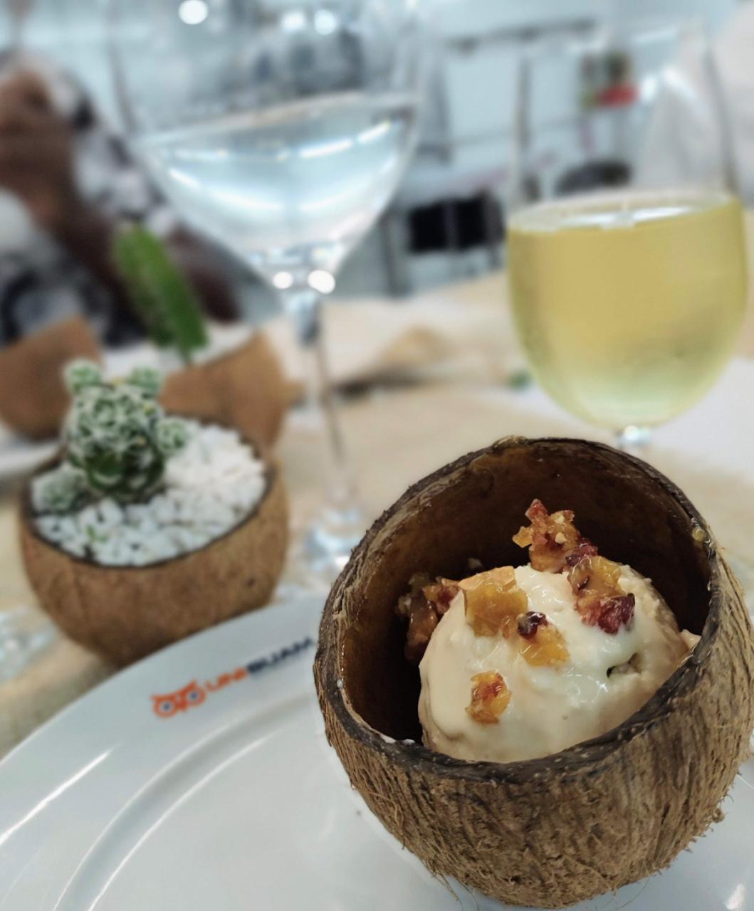 Sobremesa servida no coco